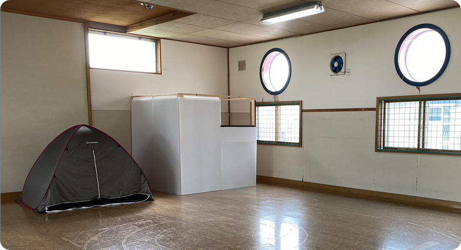 大人もぺっとの施設内装の広い空間の写真