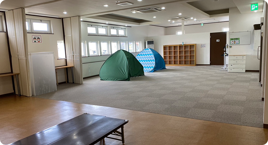 子供もぺっとの施設内装の広い空間の写真