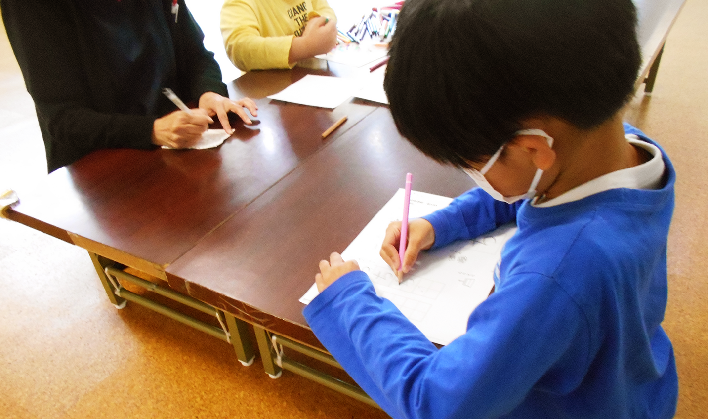 児童が絵を書いている写真