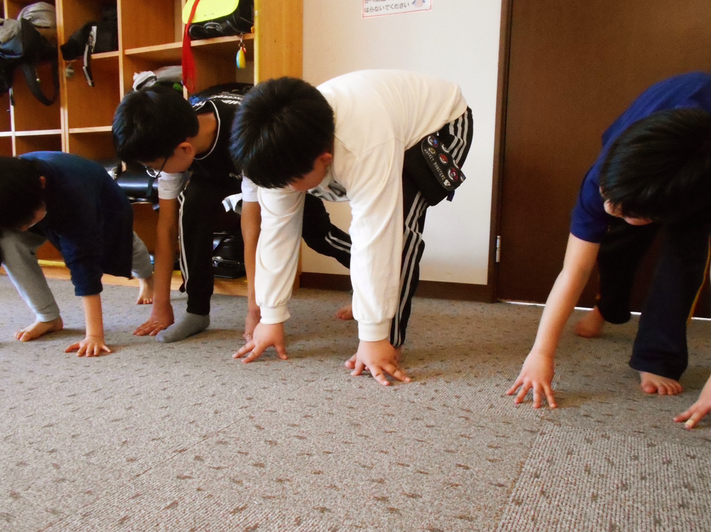 児童達がかけっこしている写真