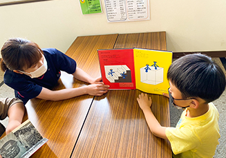 子供にスタッフが絵を見せている写真