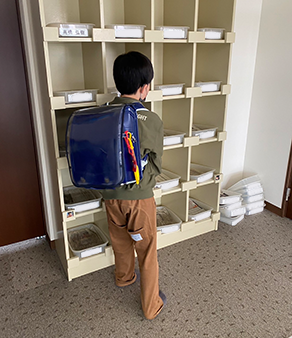 子供が靴を片付けている写真