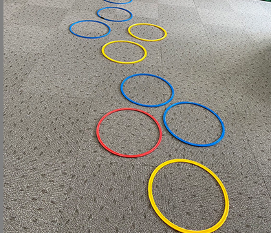 療育に使用する輪っか型の道具の写真