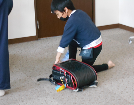 子供が片付けている写真